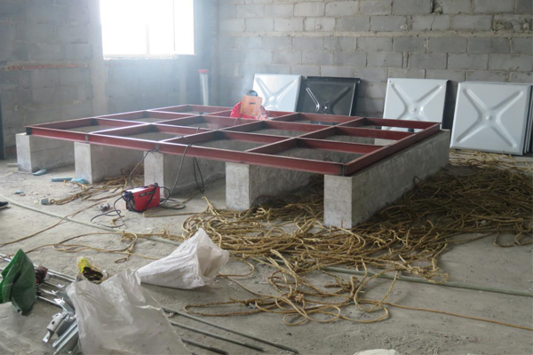 不銹鋼水箱在安裝時用不用槽鋼底座？